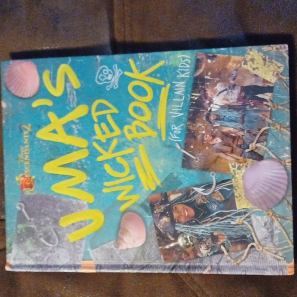 DESCENDANT 2,  UMMA'S WICKED BOOK,RISE OF THE ISLE OF THE LOST. - Picture 3 of 6